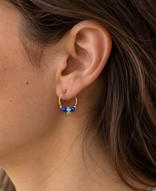 Mini-créoles perles colorées bleues et détails dorés - Alma Rosa