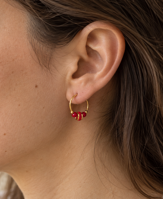 Mini-créoles perles colorées rouges et détails dorés - Alma Rosa
